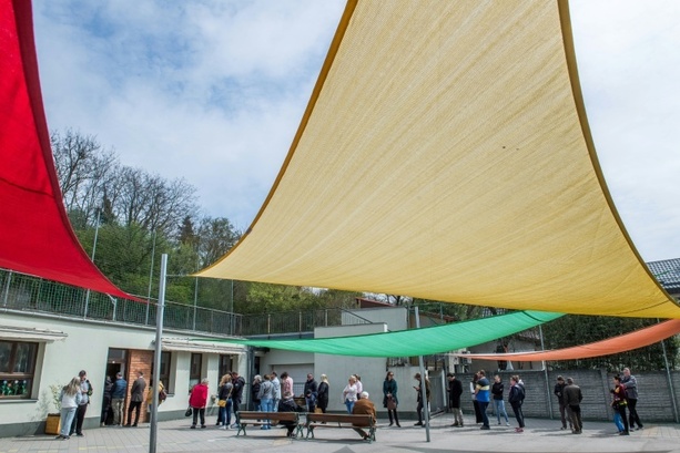 Bild vergr&ouml;&szlig;ern: Rekordbeteiligung bei Parlamentswahl in Ungarn - Wahllokale geschlossen