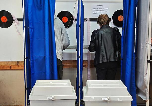 Bild vergr&ouml;&szlig;ern: Wahllokale in Ungarn schließen - Umfragen sehen Tisza vorn