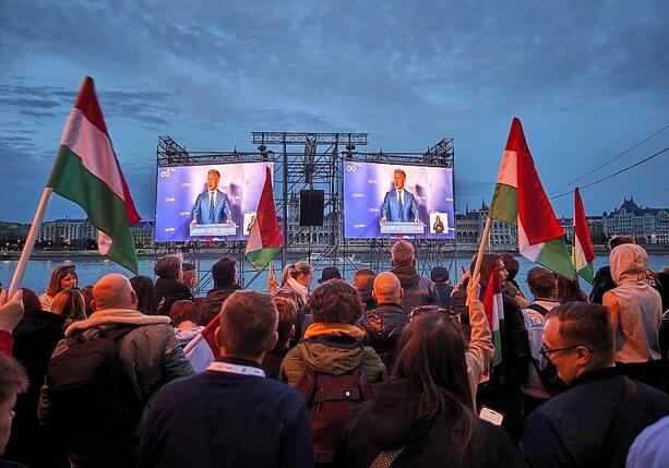 Bild vergr&ouml;&szlig;ern: Parlamentswahl in Ungarn: Magyar spricht von historischem Tag