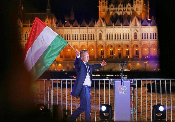 Bild vergr&ouml;&szlig;ern: Strack-Zimmermann sieht Orban-Abwahl als geopolitisches Zeichen