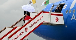 Leo XIV. zu erstem Papst-Besuch der Geschichte in Algerien eingetroffen