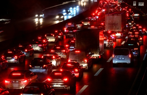 Bild vergr&ouml;&szlig;ern: Verkehrslage an Wochenende: ADAC erwartet leicht steigende Staugefahr