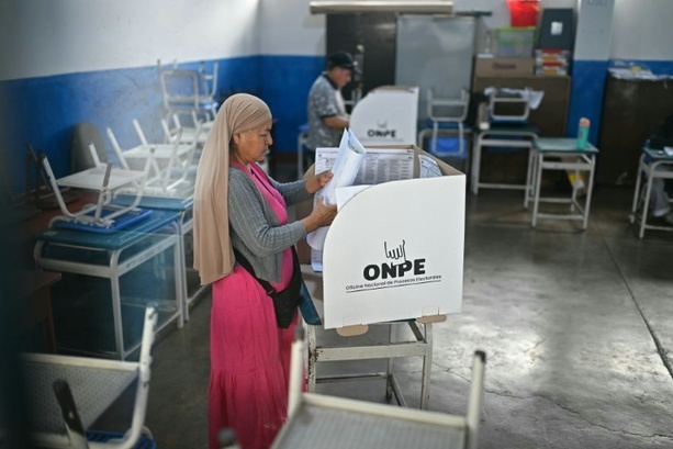 Bild vergr&ouml;&szlig;ern: Nach Organisationsproblemen: Wahllokale in Peru öffnen teilweise nochmals