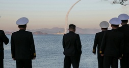 Staatsmedien: Nordkorea feuert Raketen von Marinezerstörer ab