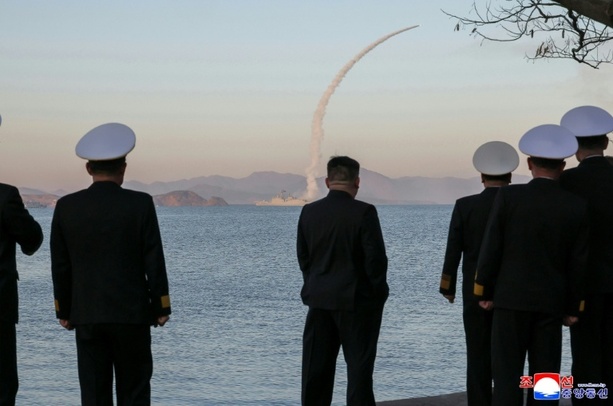 Bild vergr&ouml;&szlig;ern: Staatsmedien: Nordkorea feuert Raketen von Marinezerstörer ab