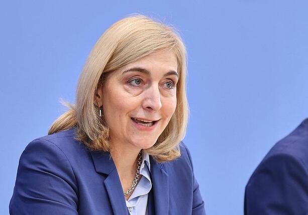 Bild vergr&ouml;&szlig;ern: Warken stellt GKV-Sparpaket vor