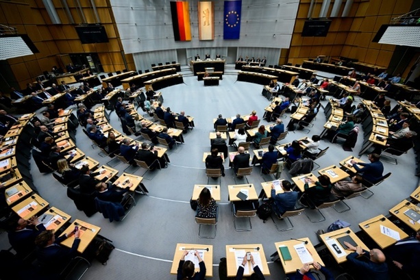 Bild vergr&ouml;&szlig;ern: Umfrage: CDU vor Abgeordnetenhauswahl in Berlin weiter vorn