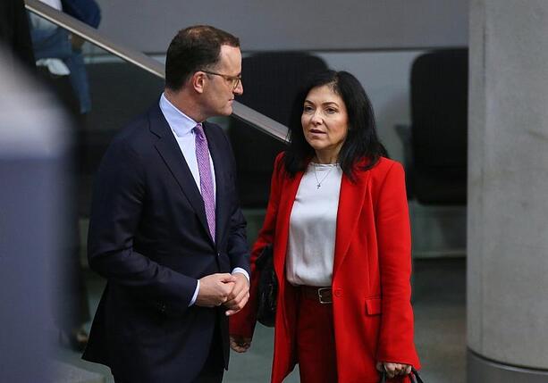 Bild vergr&ouml;&szlig;ern: Spahn stärkt Reiche demonstrativ den Rücken