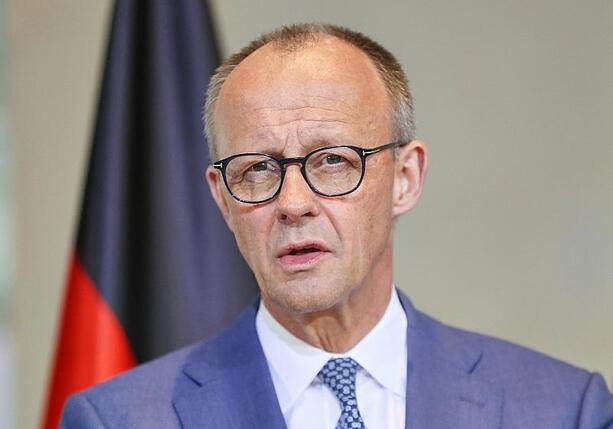 Bild vergr&ouml;&szlig;ern: Möglicher Hormus-Einsatz: Merz reist zu Beratungen nach Paris