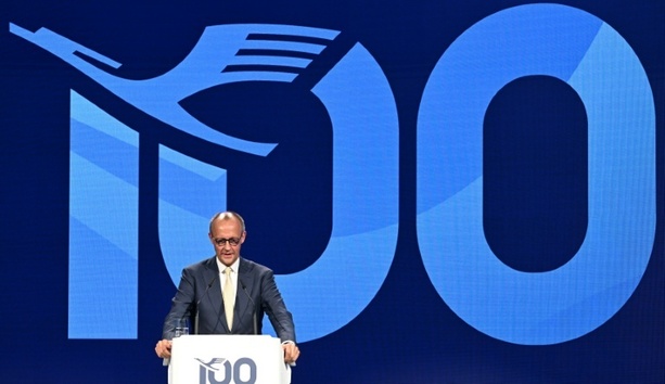 Bild vergr&ouml;&szlig;ern: Merz unterstreicht Bedeutung der Lufthansa und des Luftverkehrs für Deutschland