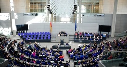 Bundestag debattiert Tankrabatt - Opposition sieht wirkungslose Krisenmaßnahme
