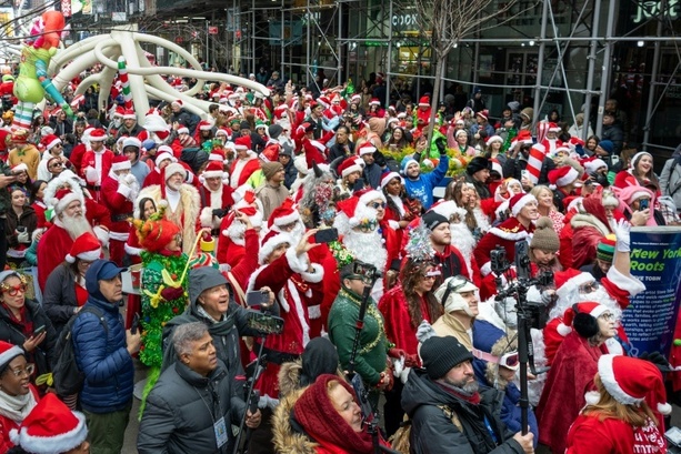 Bild vergr&ouml;&szlig;ern: Berühmte Weihnachtsmänner-Kneipentour in New York: Festnahme wegen Veruntreuung