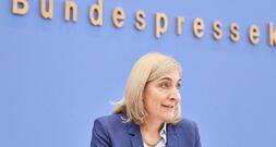 Warken will Gehälter der Kassen-Vorstände begrenzen