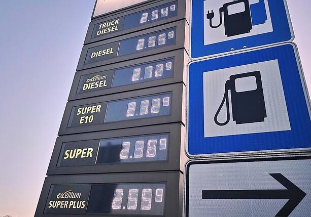 Bild vergr&ouml;&szlig;ern: Studie: Tankrabatt erreicht kaum Bedürftige und erhöht Nachfrage