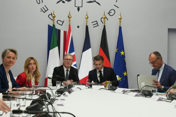 Bild vergr&ouml;&szlig;ern: Hormus-Konferenz in Paris begonnen - Merz bei Beratungen mit Vertretern aus 50 Ländern