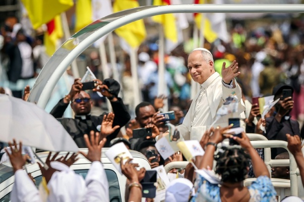 Bild vergr&ouml;&szlig;ern: Papst ruft vor mehr als 120.000 Gläubigen in Kamerun zum Frieden auf