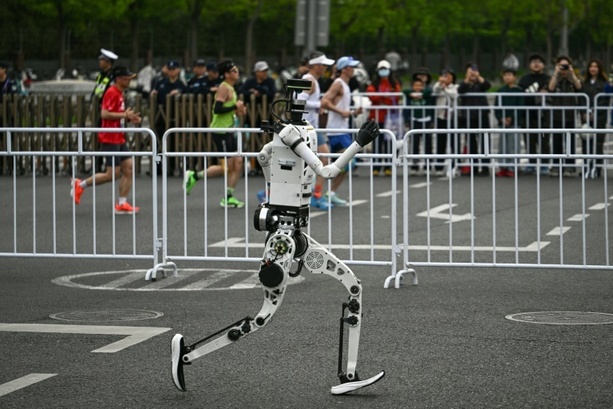 Bild vergr&ouml;&szlig;ern: Humanoider Roboter bricht bei Halbmarathon in China menschlichen Weltrekord