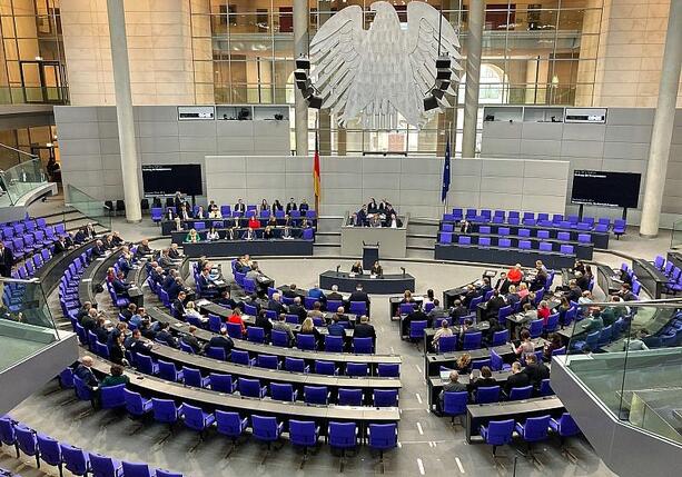 Bild vergr&ouml;&szlig;ern: Bundestagsfraktionen uneins über geplante Diäten-Erhöhung