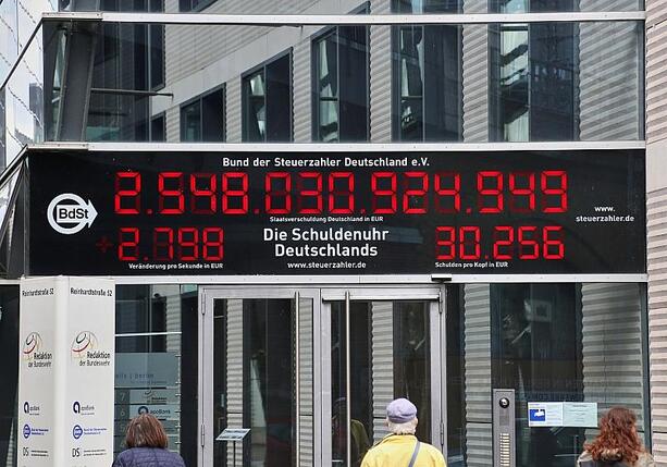 Bild vergr&ouml;&szlig;ern: Frühjahrsprojektion: Klingbeil darf mehr Schulden machen