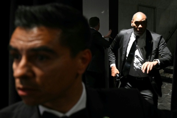 Bild vergr&ouml;&szlig;ern: Schüsse bei Dinner mit Trump: US-Präsident in Sicherheit gebracht - Verdächtiger festgenommen