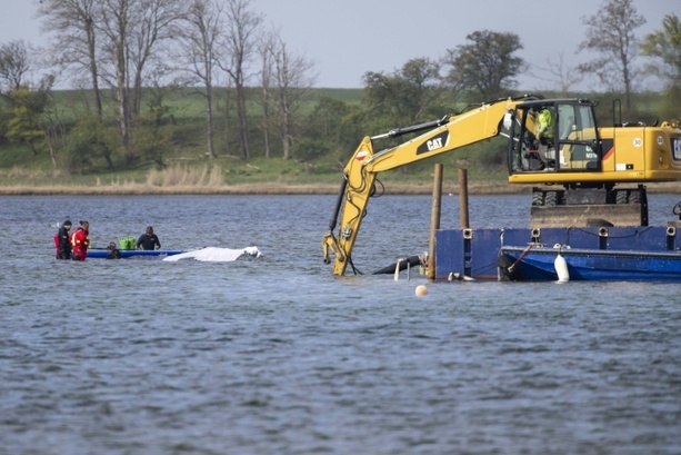 Bild vergr&ouml;&szlig;ern: Waldrama vor Insel Poel: Helfer warten auf Spezialschiff für Transport