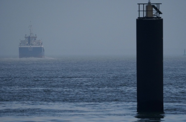 Bild vergr&ouml;&szlig;ern: Gewässerverunreinigung in Nordsee festgestellt - verdächtiger Tanker ermittelt