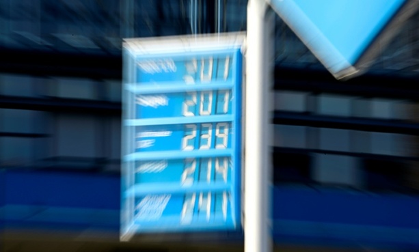 Bild vergr&ouml;&szlig;ern: Studie: Zwölf-Uhr-Tankregel bringt Mineralölkonzernen zusätzliche Gewinne