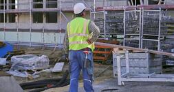 Arbeitsstunde kostete im Jahr 2025 durchschnittlich 45 Euro