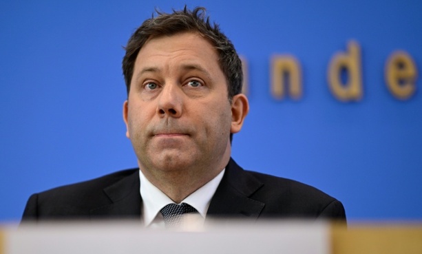 Bild vergr&ouml;&szlig;ern: Haushalt 2027: Rekordinvestitionen und hohe Neuschulden - Fokus auf Verteidigung