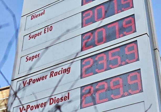 Bild vergr&ouml;&szlig;ern: Tankstellenpreise steigen weiter