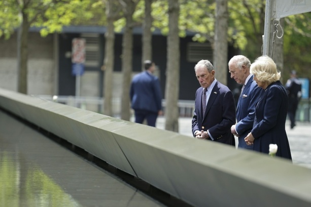 Bild vergr&ouml;&szlig;ern: Britischer König Charles III. besucht Gedenkstätte für 9/11-Opfer in New York