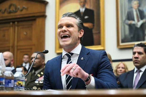 Bild vergr&ouml;&szlig;ern: Erste Anhörung von Hegseth seit Beginn des Iran-Krieges - Scharfe Kritik der Demokraten