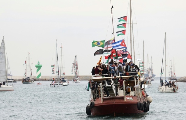 Bild vergr&ouml;&szlig;ern: Israel stoppt Boote von Gaza-Hilfsflotte - mehr als 170 Aktivisten festgesetzt