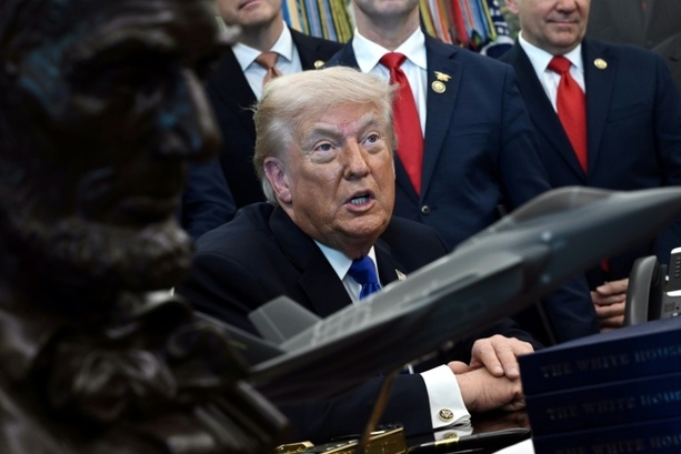 Bild vergr&ouml;&szlig;ern: Trump übt erneut scharfe Kritik an Merz: Soll sein marodes Land in Ordnung bringen