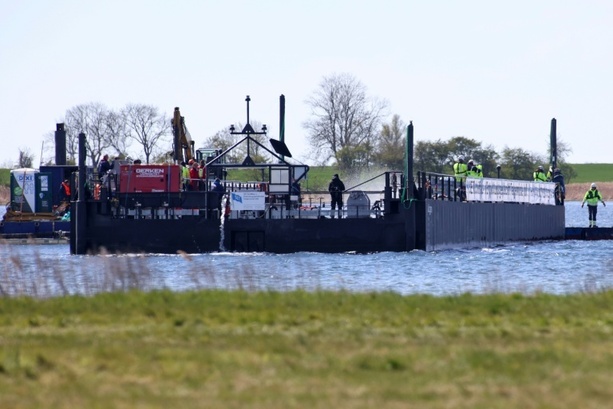 Bild vergr&ouml;&szlig;ern: Waltransport Richtung Nordsee: Zwischenstopp aufgrund der Wetterlage