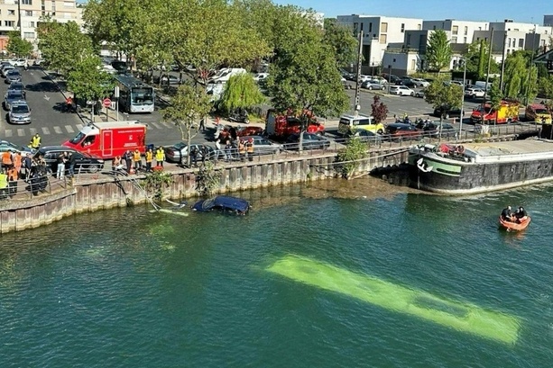Bild vergr&ouml;&szlig;ern: Bus stürzt nahe Paris in die Seine - alle vier Insassen gerettet