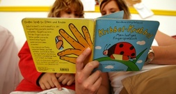 Mütter kleiner Kinder deutlich seltener erwerbstätig als Väter