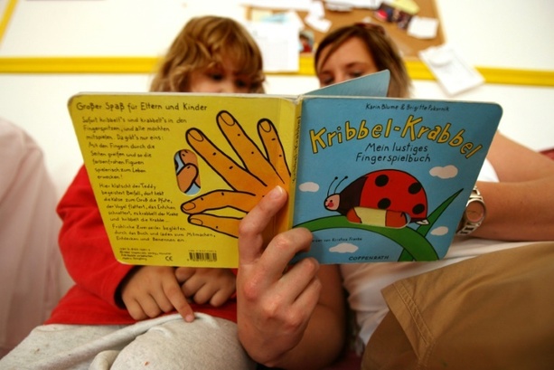 Bild vergr&ouml;&szlig;ern: Mütter kleiner Kinder deutlich seltener erwerbstätig als Väter