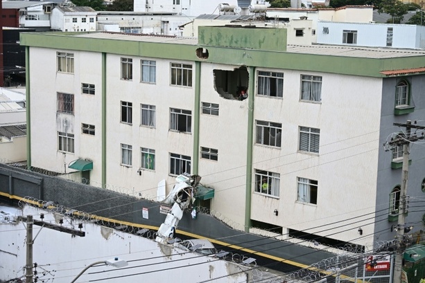 Bild vergr&ouml;&szlig;ern: Drei Tote bei Absturz von Kleinflugzeug in Wohnhaus in Brasilien