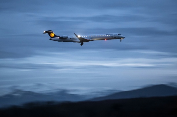 Bild vergr&ouml;&szlig;ern: Lufthansa für Vorbereitung auf möglichen Kerosinmangel - Lage aber nicht dramatisch