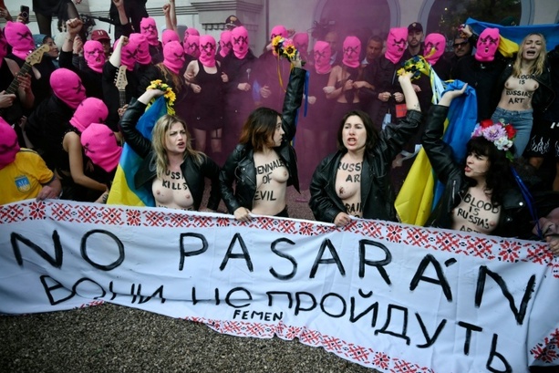 Bild vergr&ouml;&szlig;ern: Protest von Femen und Pussy Riot gegen Teilnahme Russlands an der Biennale