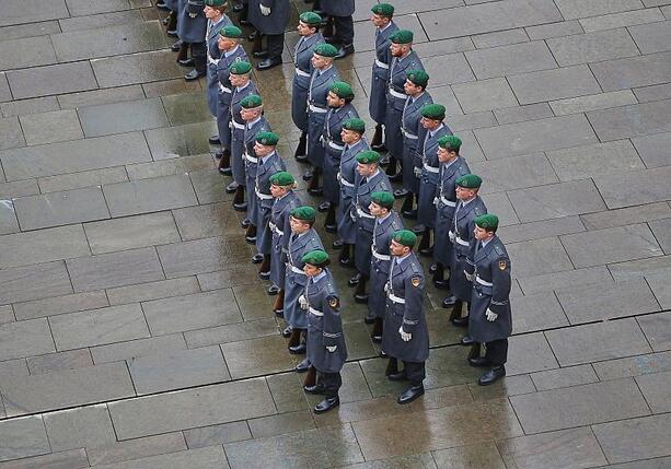 Bild vergr&ouml;&szlig;ern: Wehrdienst-Umfrage: Fast drei Viertel der jungen Männer antworten