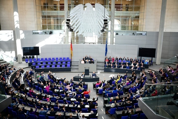 Bild vergr&ouml;&szlig;ern: Bundestag befasst sich mit mehr Barrierefreiheit für Behinderte und Gremienwahl