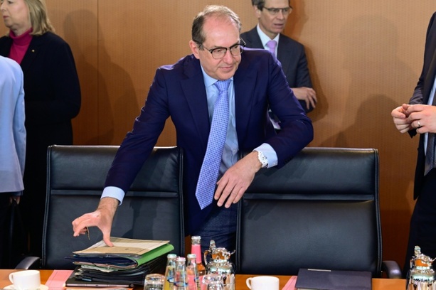 Bild vergr&ouml;&szlig;ern: Trotz AfD-Umfragehoch: Bundesinnenminister Dobrindt verteidigt Migrationswende