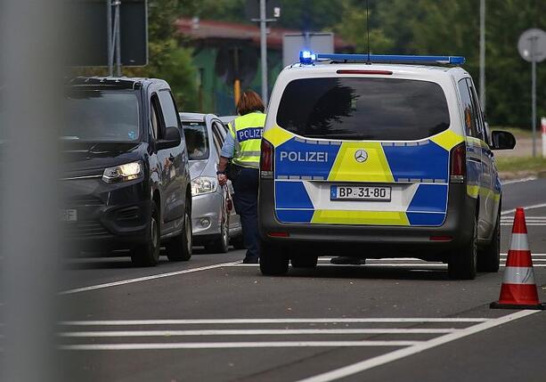 Bild vergr&ouml;&szlig;ern: Dobrindts Grenz-Bilanz: Fast 48.000 illegale Einreisen verhindert