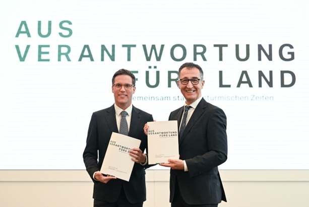 Bild vergr&ouml;&szlig;ern: Baden-Württemberg: Grüne und CDU unterzeichnen Koalitionsvertrag