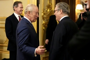 König Charles III. hält inmitten von wachsendem Druck auf Premier Starmer Thronrede