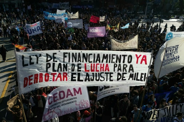 Bild vergr&ouml;&szlig;ern: Proteste in Argentinien gegen Kürzung staatlicher Gelder für Universiäten