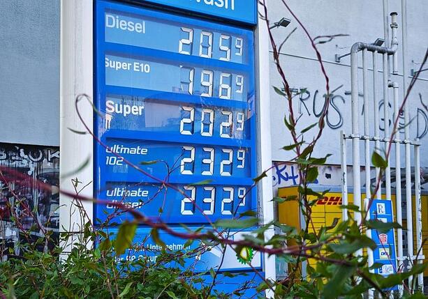 Bild vergr&ouml;&szlig;ern: CSU schließt Verlängerung des Tankrabatts nicht aus