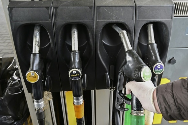 Bild vergr&ouml;&szlig;ern: ADAC: Spritpreise erneut gesunken - Tankrabatt kommt großteils an